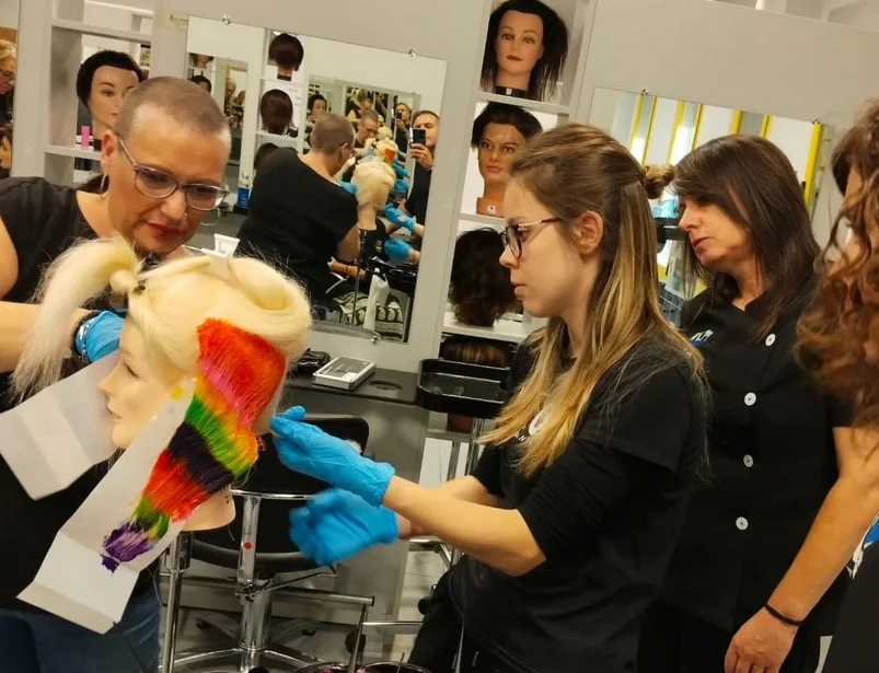 Cursos de colorimetría en Barcelona con Olga Valls. Colorista profesional.
