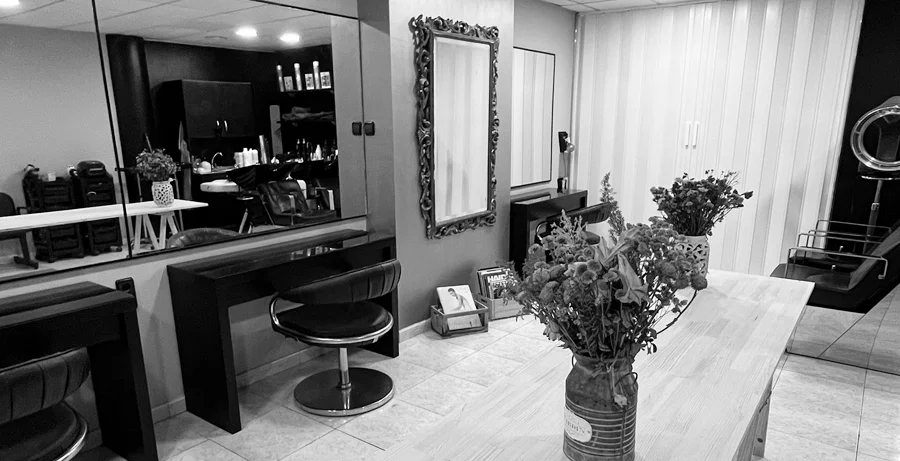 Peluquería en Barcelona y estética unisex. Especialistas en todo tipo de técnicas de mechas. Desde 1999.